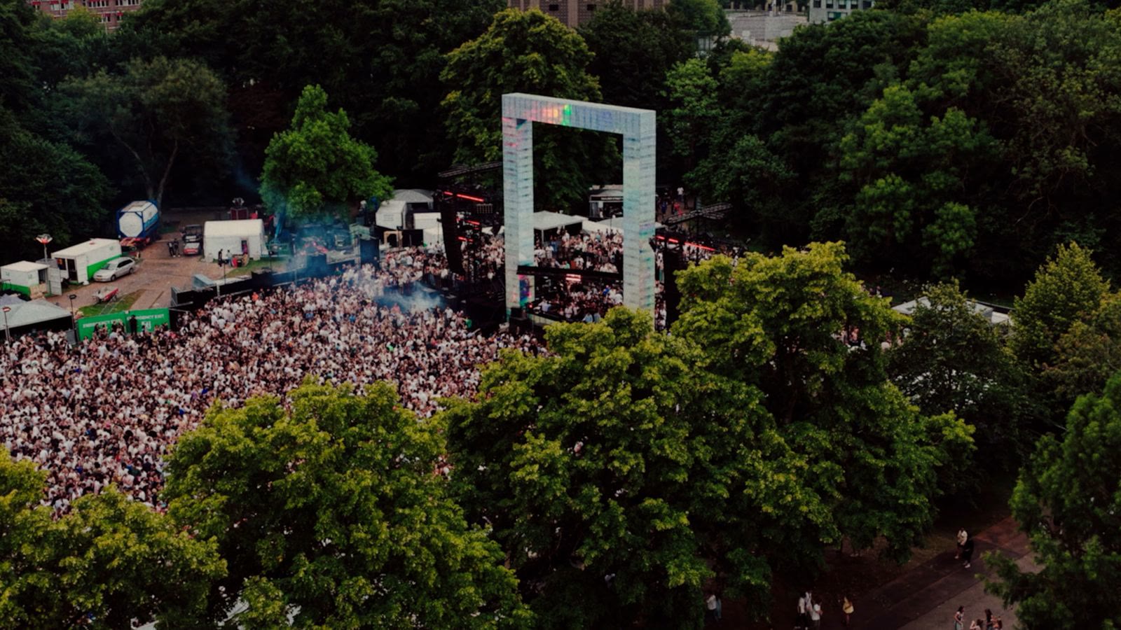 No Art Music & Festival: an open-air crowd at the main stage
